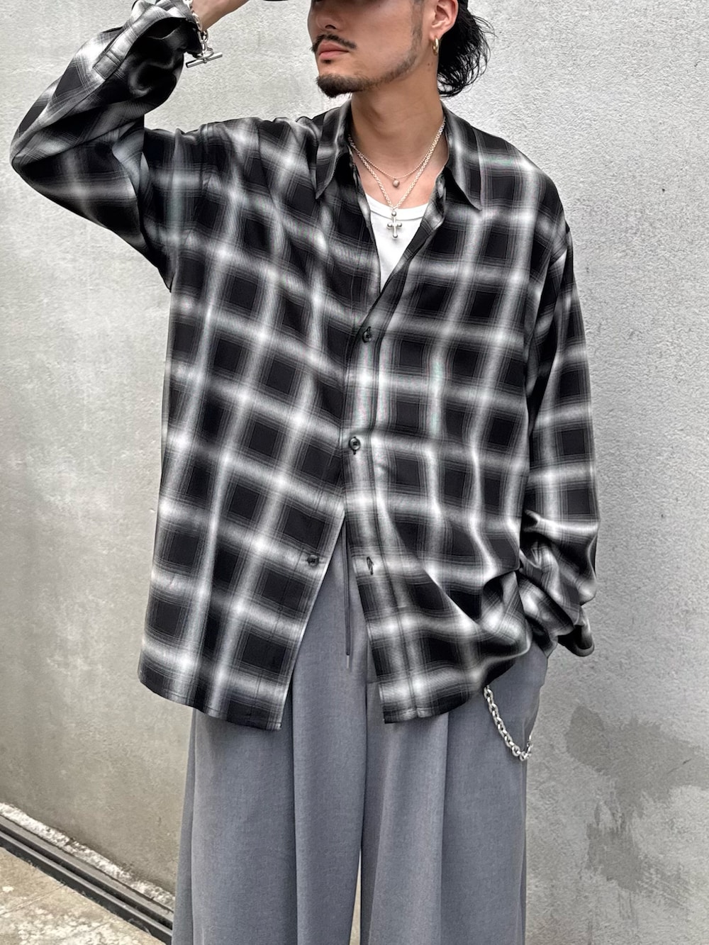 ブラック系のシャツ/ブラウス、グレー系のスラックス、シルバー系のウォレットチェーンを着用したメンズの夏コーディネートの6枚目の写真