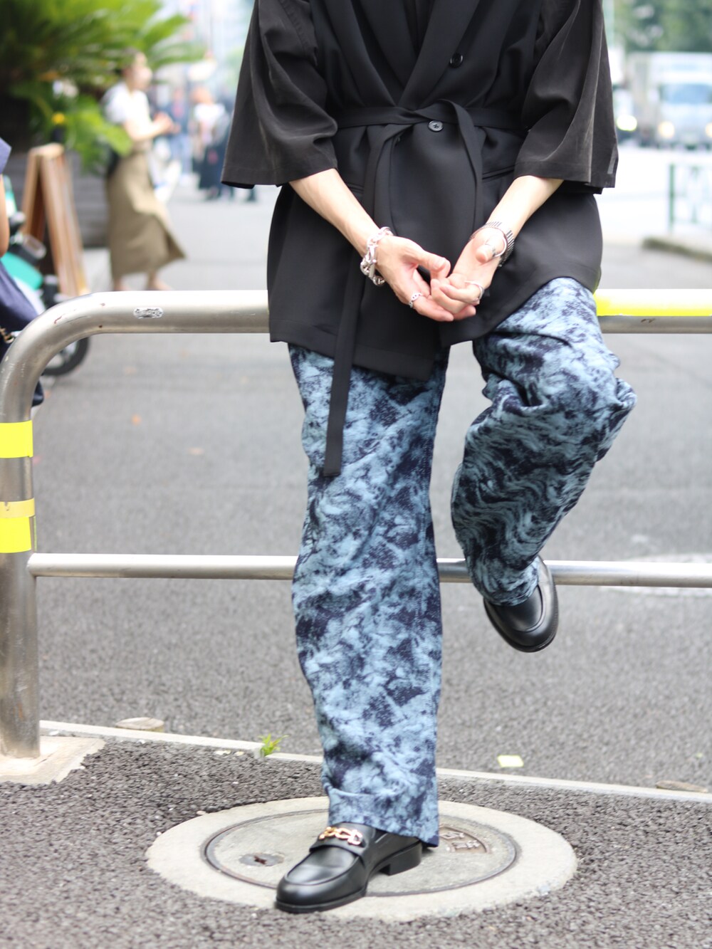 ブラック系のベスト、ブラック系のシャツ/ブラウス、ブラック系のローファーを着用したメンズの夏コーディネートの3枚目の写真