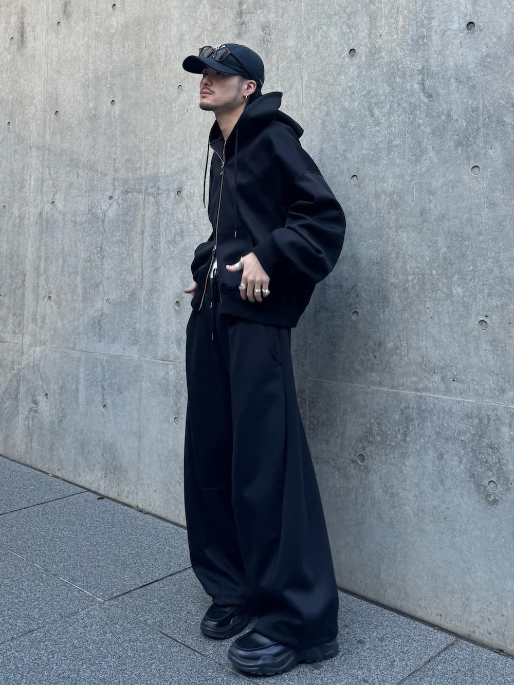 ブラック系のパーカー、ブラック系のローファー、ブラック系のその他パンツを着用したメンズの冬コーディネートの3枚目の写真