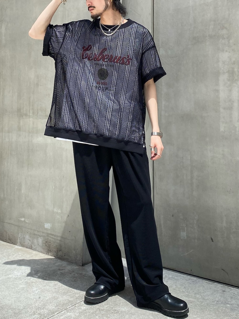 ブラック系のTシャツ/カットソー、ブラック系のその他パンツ、ブラック系のサングラスを着用したメンズの春コーディネートの2枚目の写真