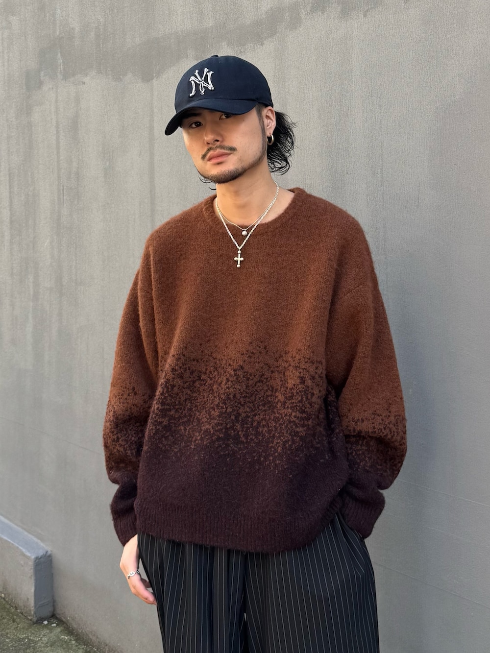 ブラウン系のニット/セーター、ブラック系のローファー、ブラック系のその他パンツを着用したメンズの冬コーディネートの4枚目の写真