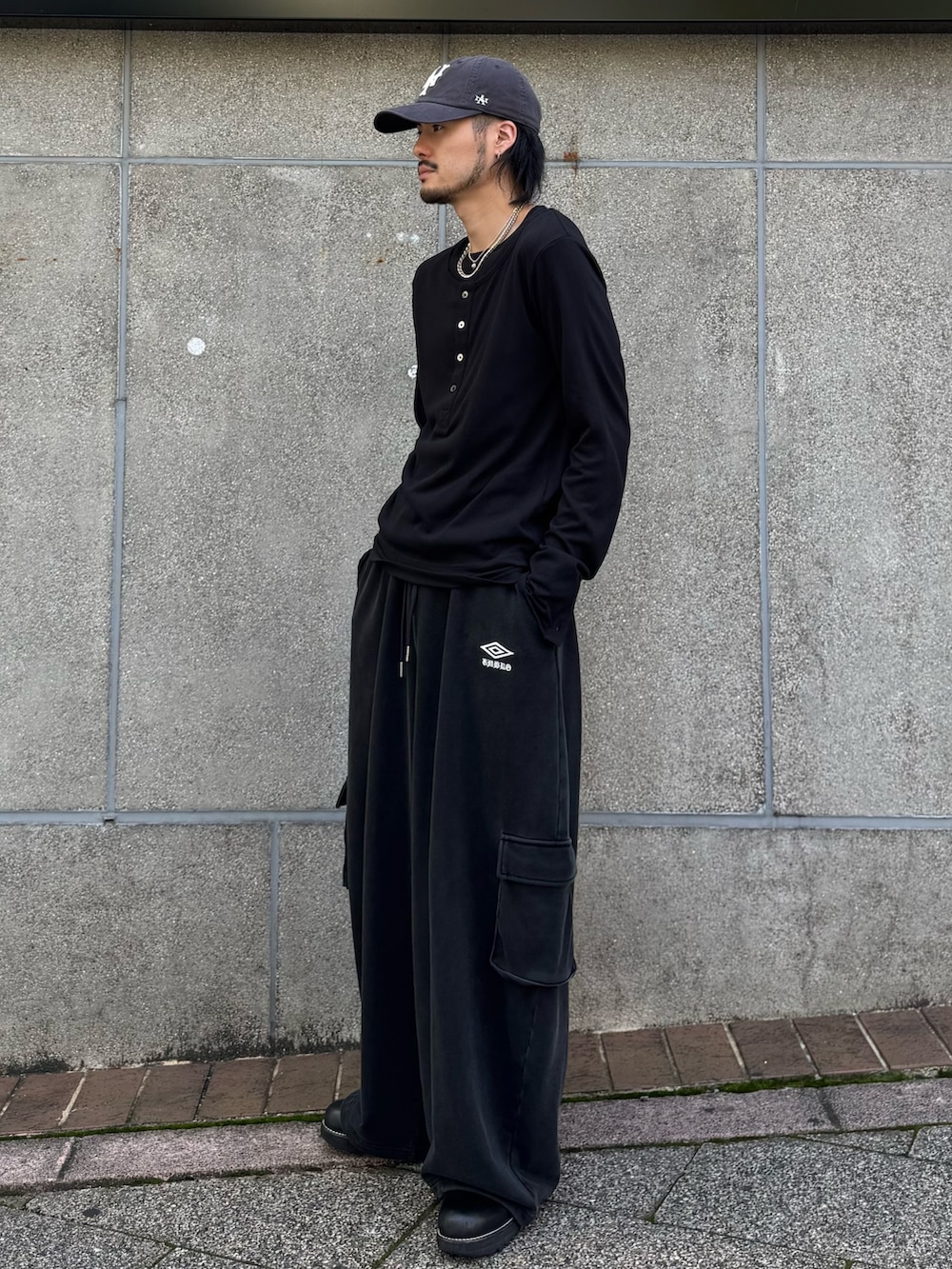 ブラック系のTシャツ/カットソー、ブラック系のスウェットパンツを着用したメンズの秋コーディネートの3枚目の写真