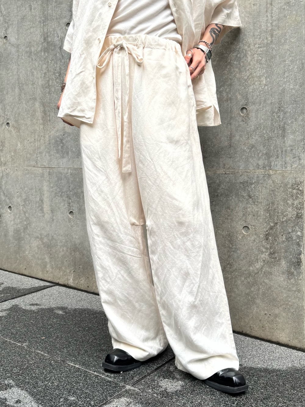 ホワイト系のシャツ/ブラウス、ホワイト系のその他パンツ、ホワイト系のタンクトップを着用したメンズの夏コーディネートの5枚目の写真