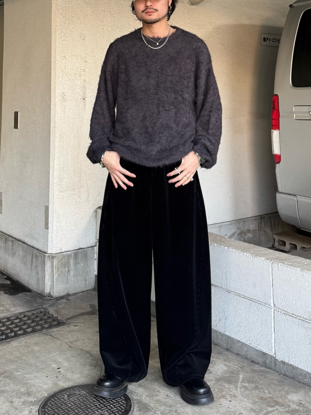 グレー系のニット/セーター、ブラック系のブーツを着用したメンズの冬コーディネートの2枚目の写真