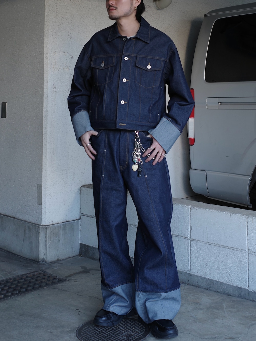 ブルー系のデニムパンツ、ホワイト系のスウェット、ブルー系のデニムジャケットを着用したメンズの冬コーディネートの3枚目の写真