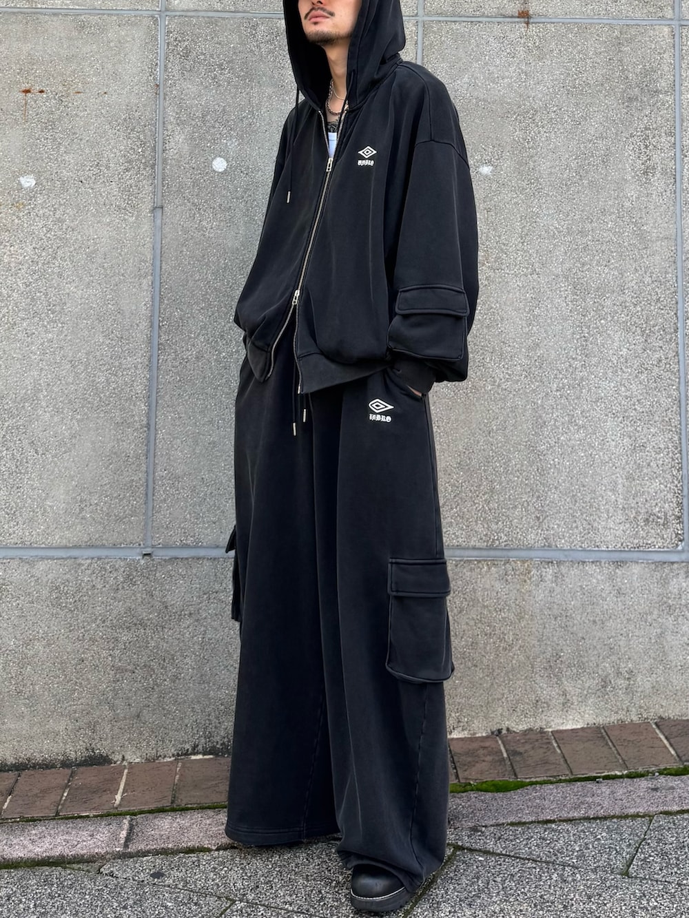 ブラック系のパーカー、ブラック系のスウェットパンツを着用したメンズの秋コーディネートの4枚目の写真