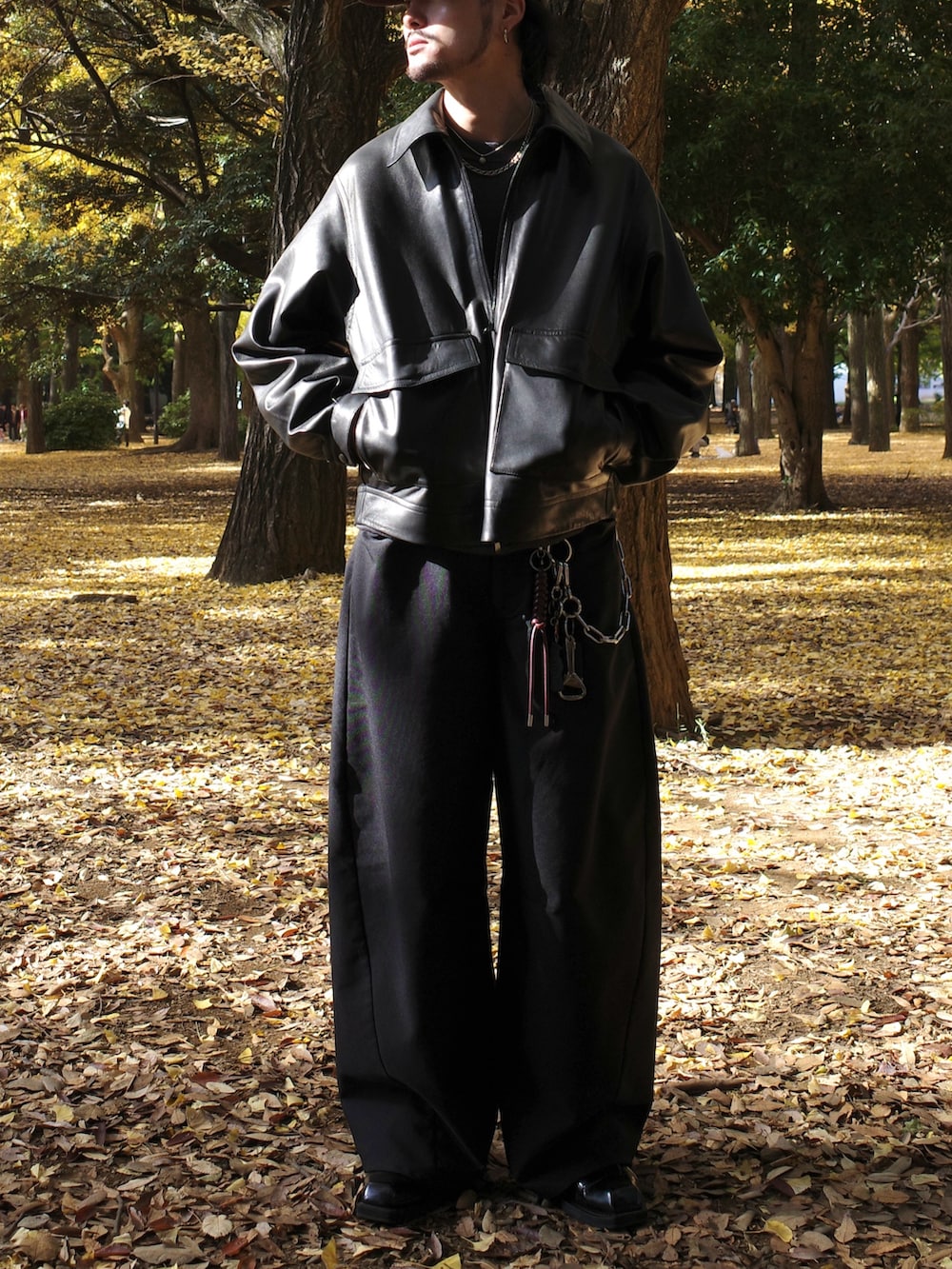 ブラック系のブルゾン、ブラック系のスラックスを着用したメンズの冬コーディネートの2枚目の写真