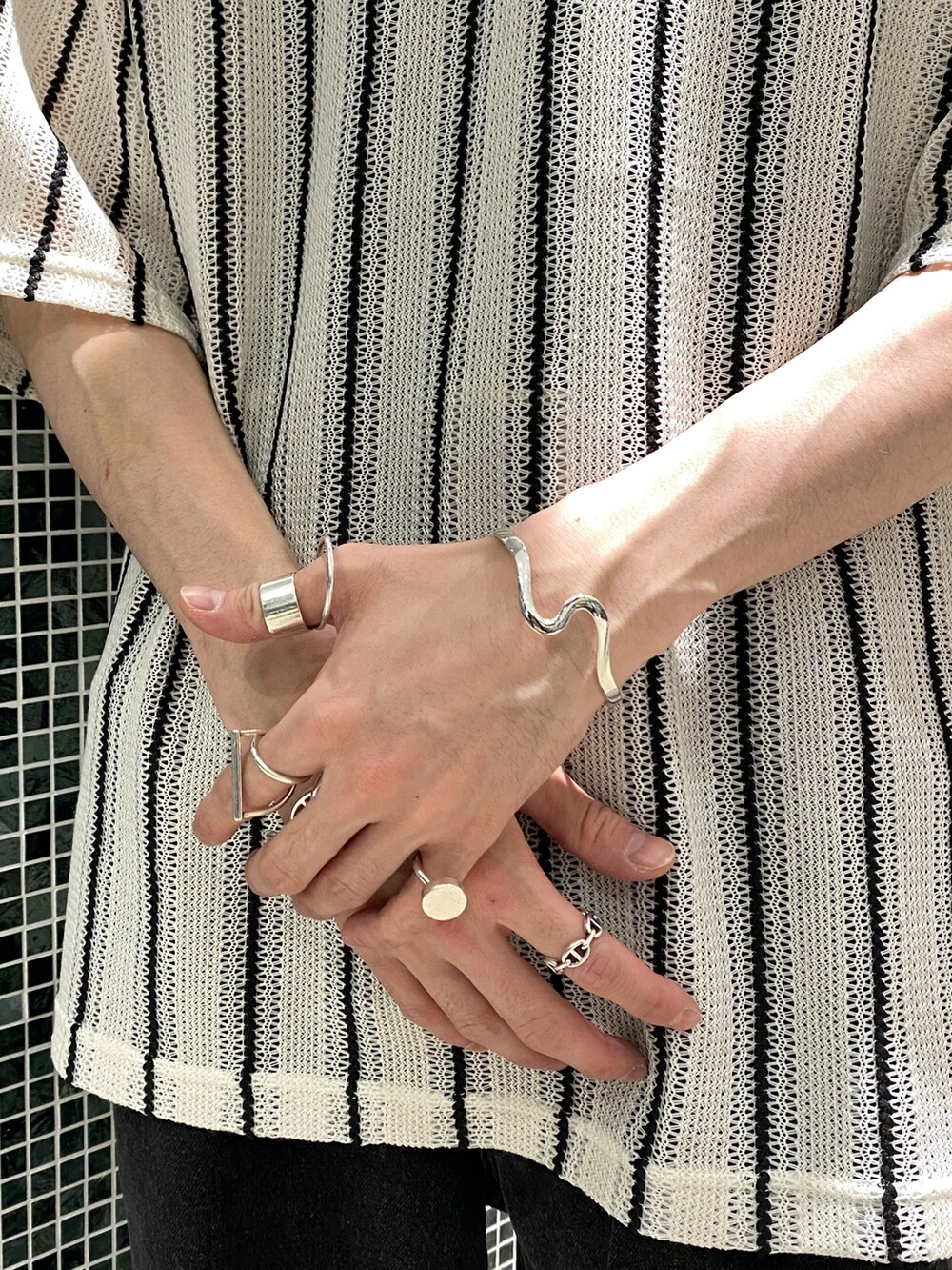 ホワイト系のTシャツ/カットソー、ブラック系のデニムパンツ、ブラック系のローファーを着用したメンズの春コーディネートの3枚目の写真