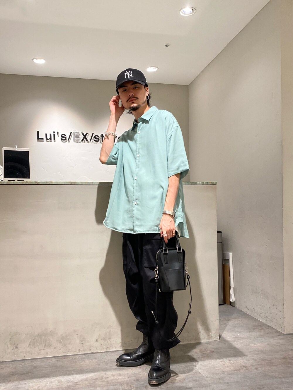 グリーン系のシャツ/ブラウス、ブラック系のカーゴパンツを着用したメンズの夏コーディネートの2枚目の写真