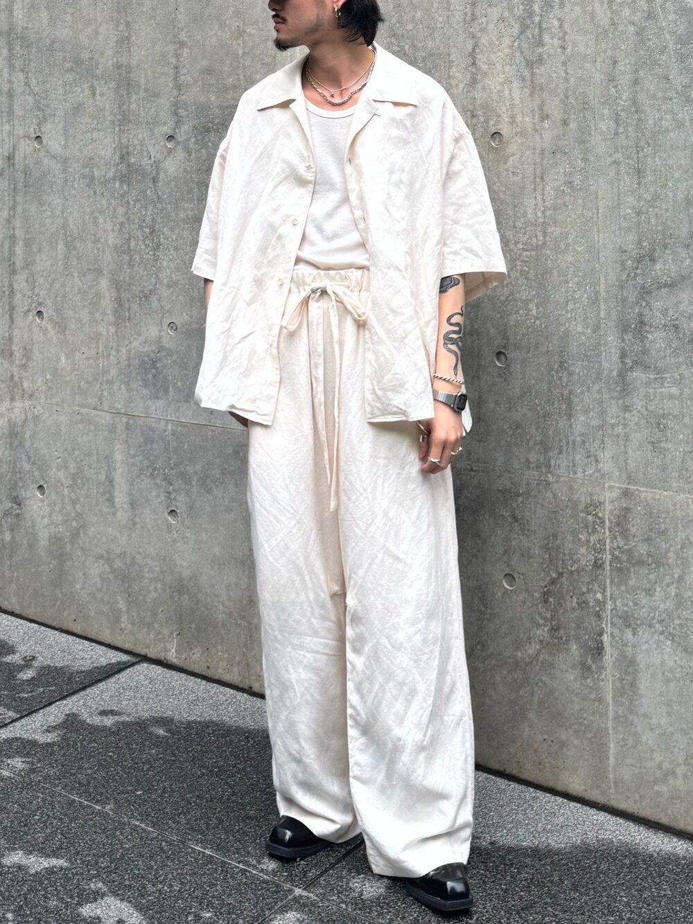 ホワイト系のシャツ/ブラウス、ホワイト系のその他パンツ、ホワイト系のタンクトップを着用したメンズの夏コーディネートの3枚目の写真