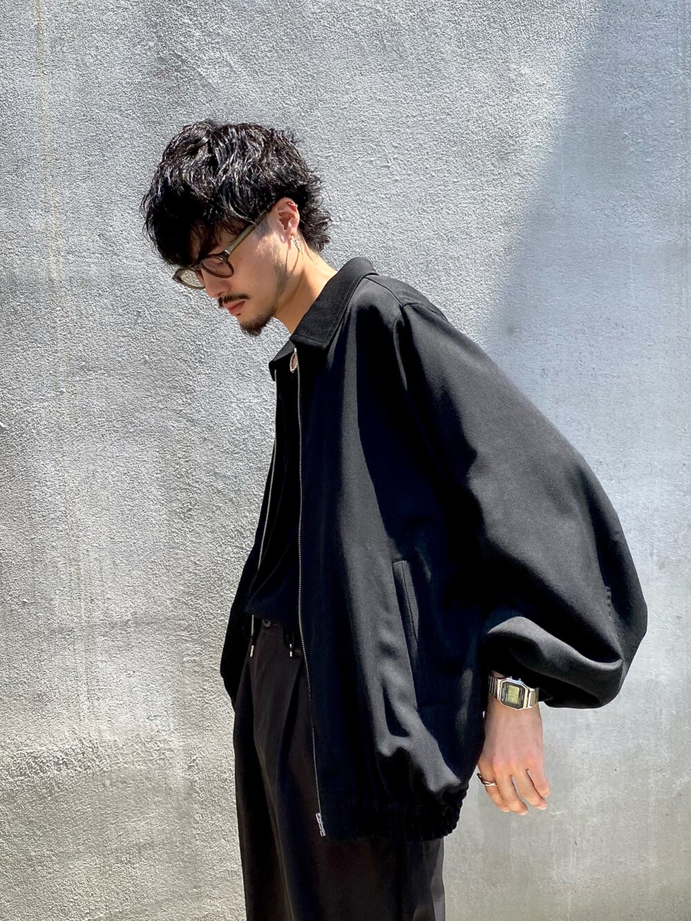 ブラック系のブルゾン、ブラック系のその他パンツ、ブラック系のTシャツ/カットソーを着用したメンズの夏コーディネートの3枚目の写真