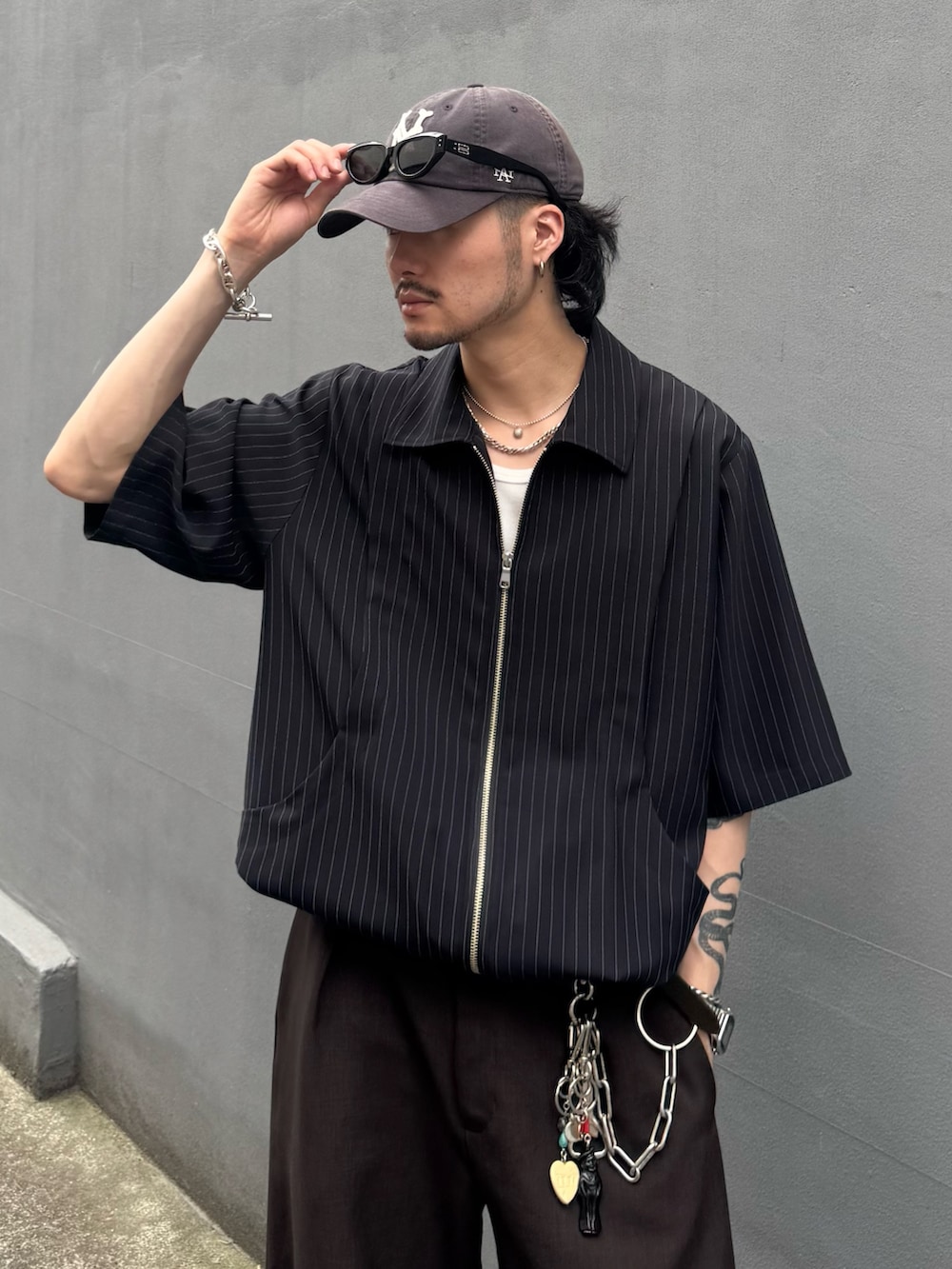 ブラック系のシャツ/ブラウス、グレー系のスラックスを着用したメンズの夏コーディネートの6枚目の写真