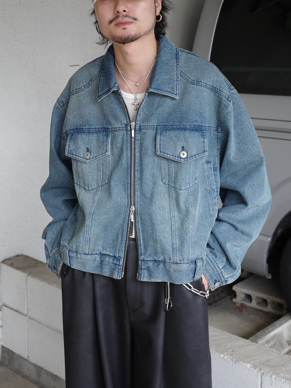 ブルー系のデニムジャケット、ブラック系のその他パンツを着用したメンズの秋コーディネートの5枚目の写真