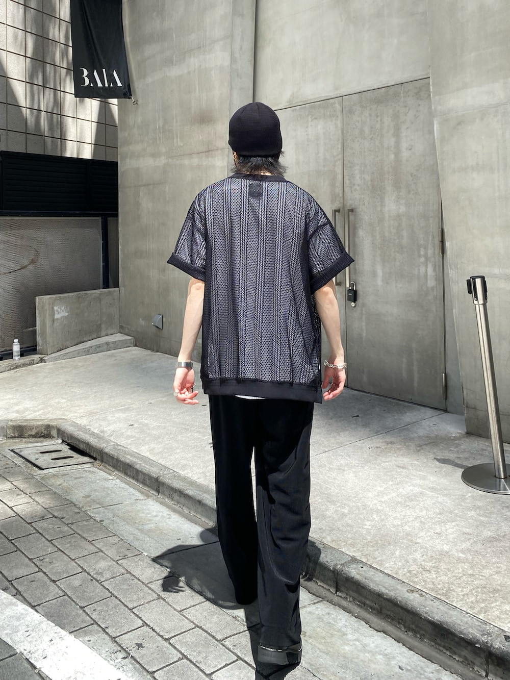ブラック系のTシャツ/カットソー、ブラック系のその他パンツ、ブラック系のサングラスを着用したメンズの春コーディネートの5枚目の写真