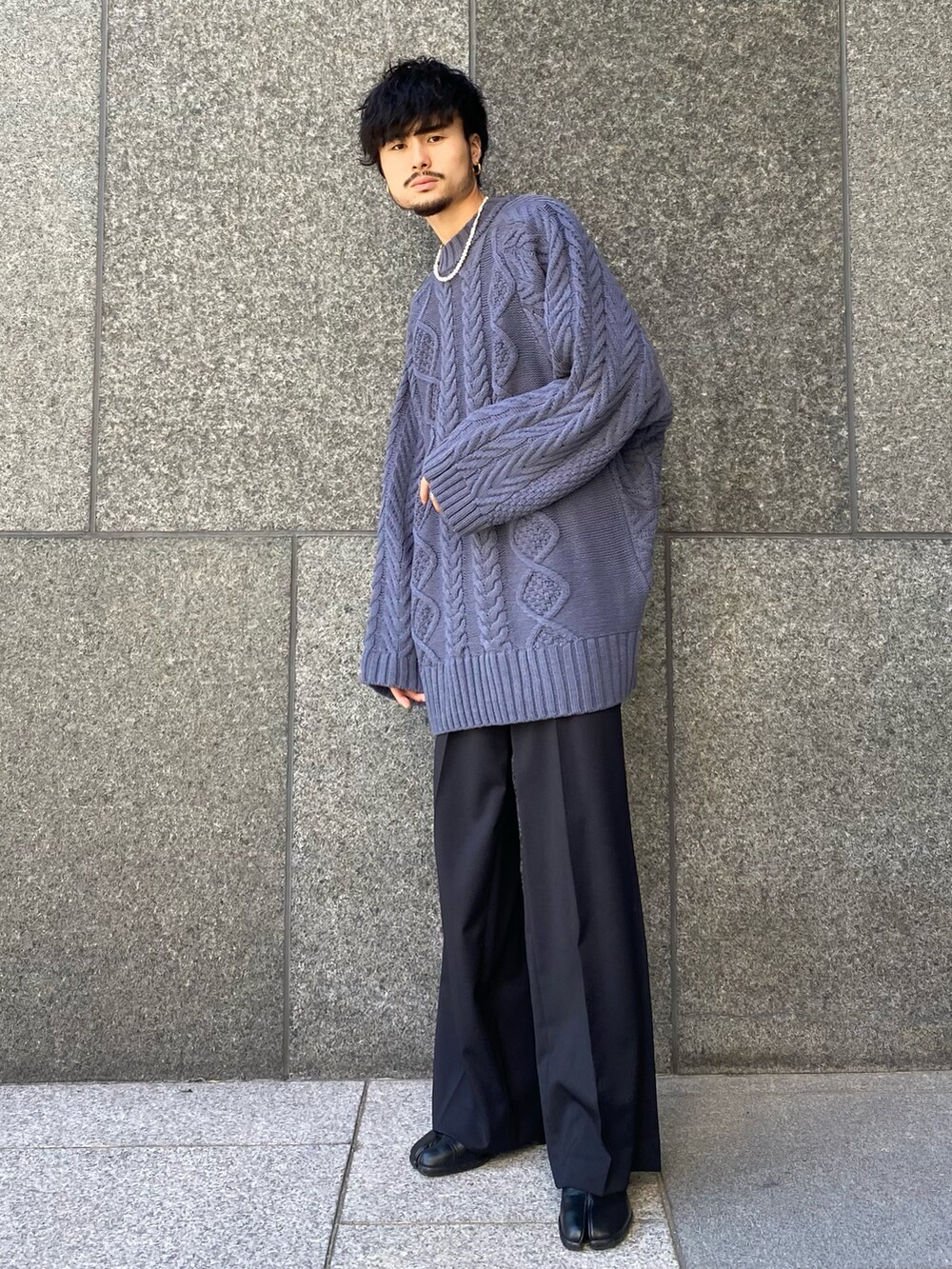 ブルー系のニット/セーター、ブラック系のスラックス、ブラック系の財布を着用したメンズの秋コーディネートの3枚目の写真