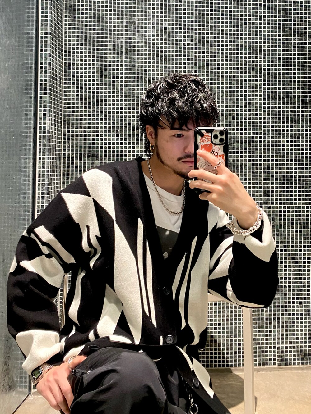 ブラック系のカーディガン/ボレロを着用したメンズの春コーディネートの2枚目の写真