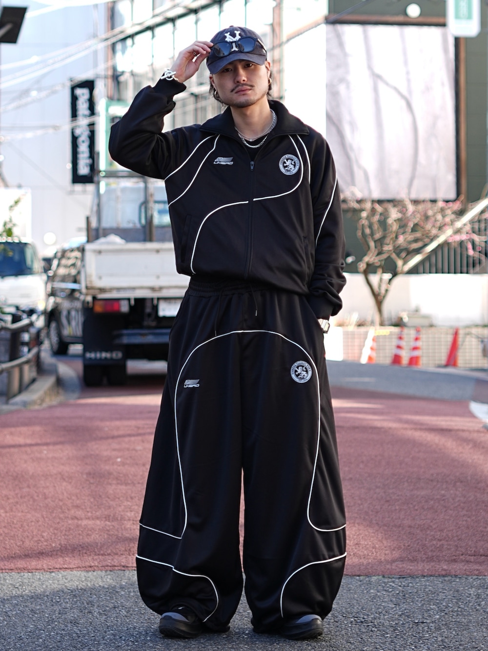 ブラック系のブルゾン、ブラック系のその他パンツを着用したメンズの冬コーディネートの2枚目の写真