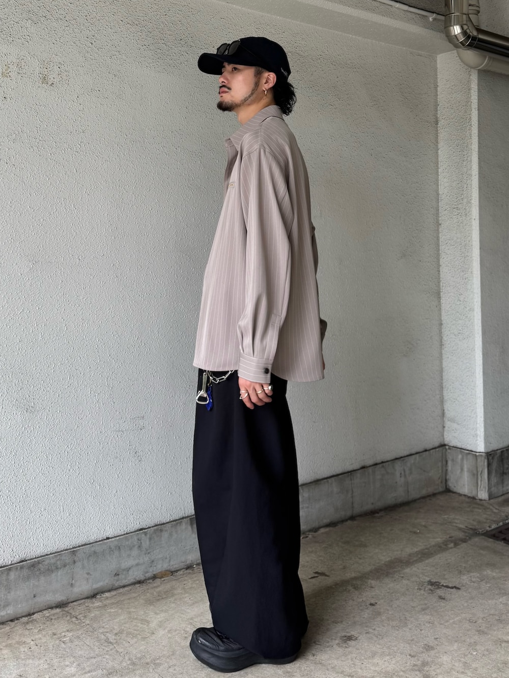 ベージュ系のシャツ/ブラウス、ブラック系のスラックスを着用したメンズの夏コーディネートの3枚目の写真