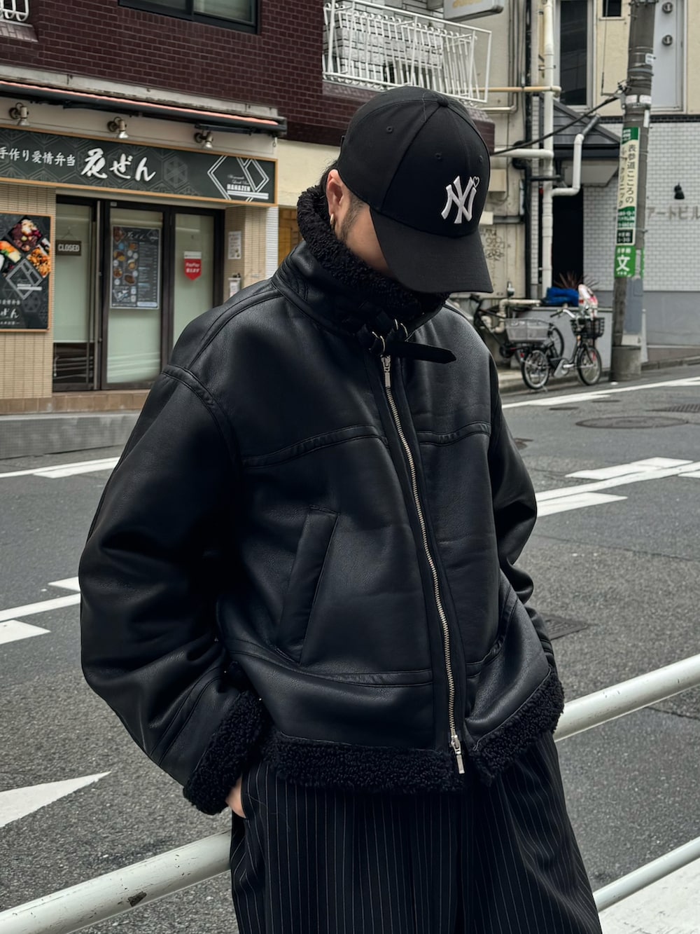 ブラック系のブルゾン、ブラック系のその他パンツ、ブラック系のローファーを着用したメンズの秋コーディネートの3枚目の写真