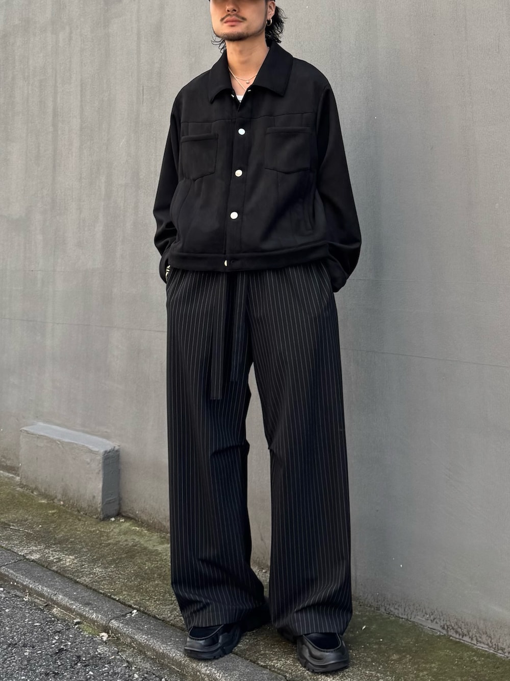 ブラック系のブルゾン、ブラック系のその他パンツ、ブラック系のローファーを着用したメンズの冬コーディネートの3枚目の写真