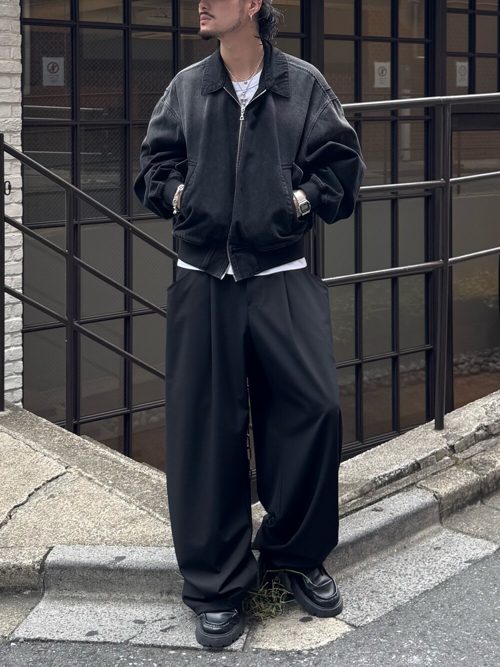 ブラック系のブルゾン、ブラック系のスラックスを着用したメンズの秋コーディネートの3枚目の写真