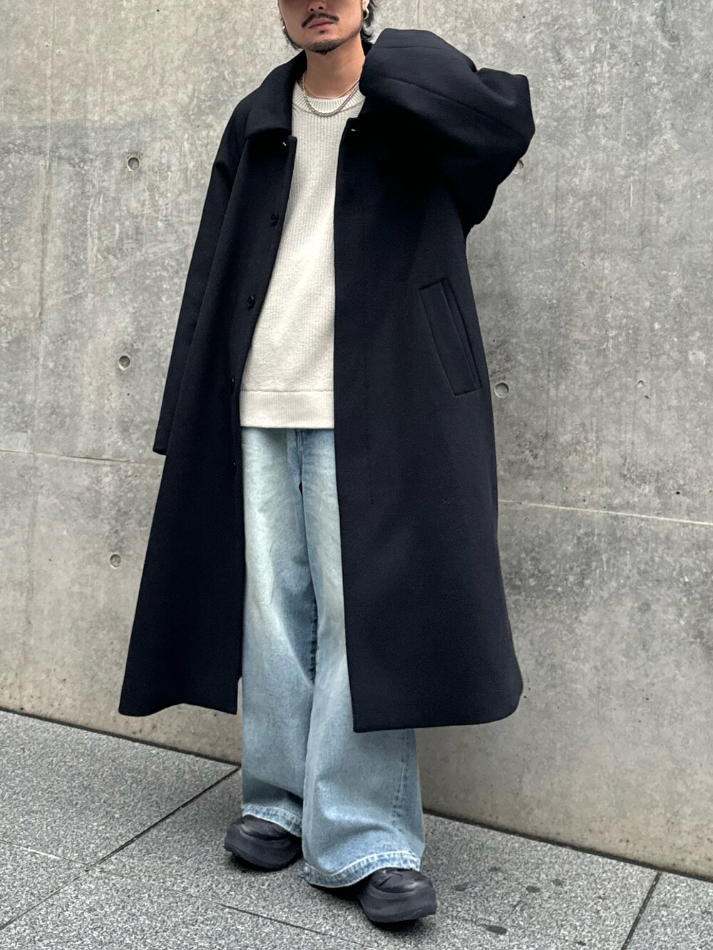 ブラック系のその他アウター、ブルー系のデニムパンツ、グレー系のニット/セーターを着用したメンズの秋コーディネートの2枚目の写真