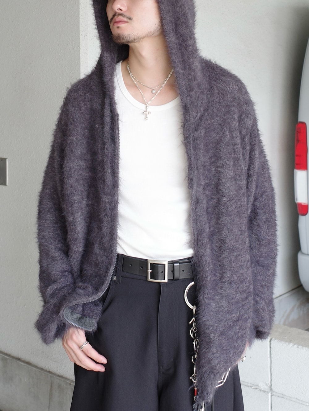 ブラック系のスラックス、グレー系のニット/セーターを着用したメンズの冬コーディネートの4枚目の写真