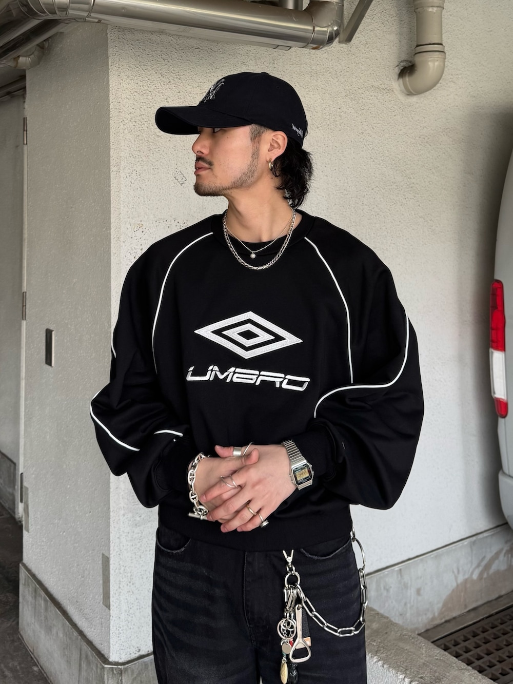 ブラック系のスウェット、ブラック系のデニムパンツを着用したメンズの春コーディネートの4枚目の写真