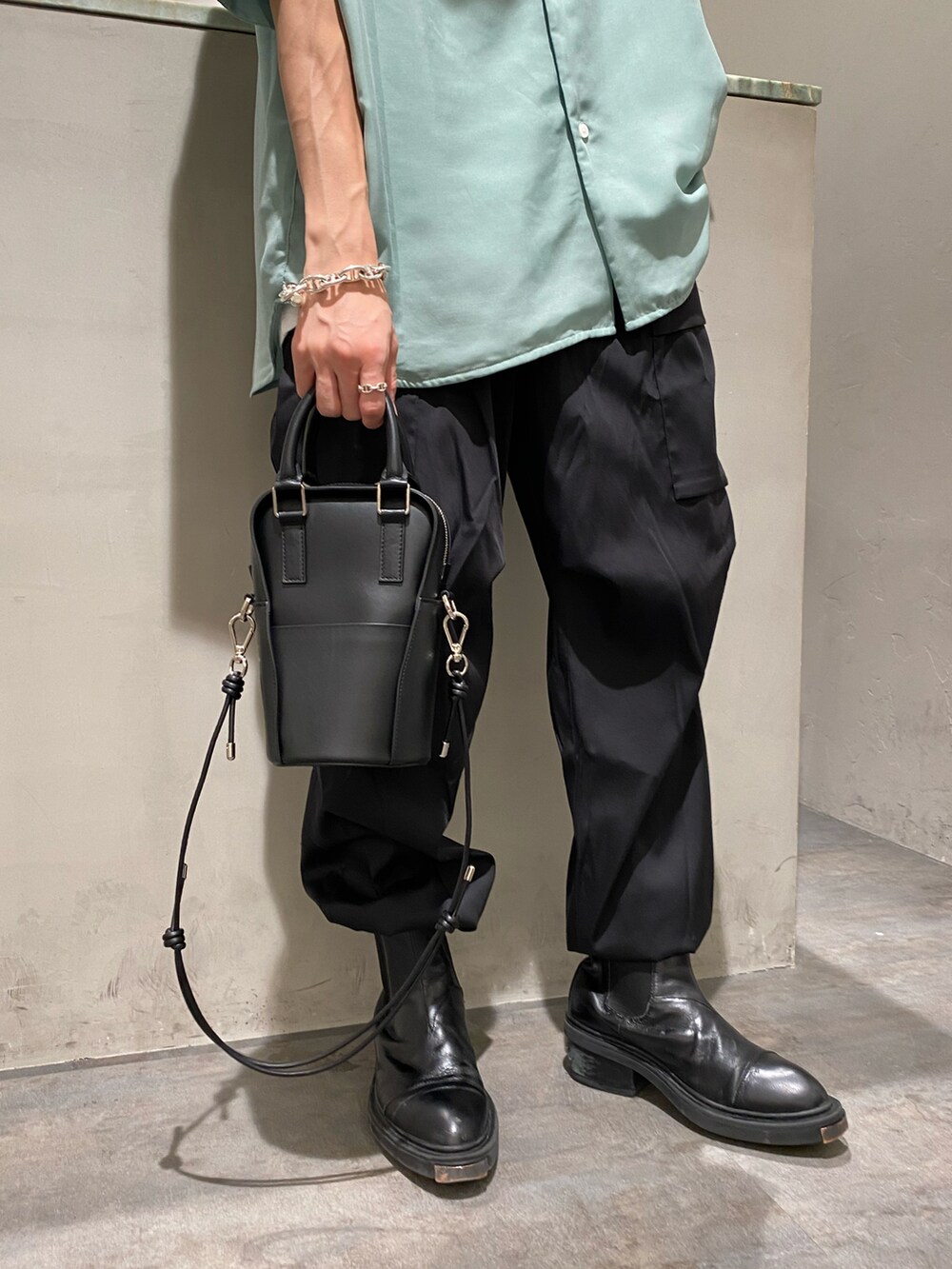 グリーン系のシャツ/ブラウス、ブラック系のカーゴパンツを着用したメンズの夏コーディネートの3枚目の写真