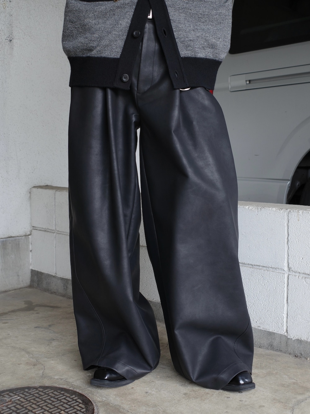 グレー系のカーディガン/ボレロ、ブラック系のその他パンツを着用したメンズの秋コーディネートの5枚目の写真