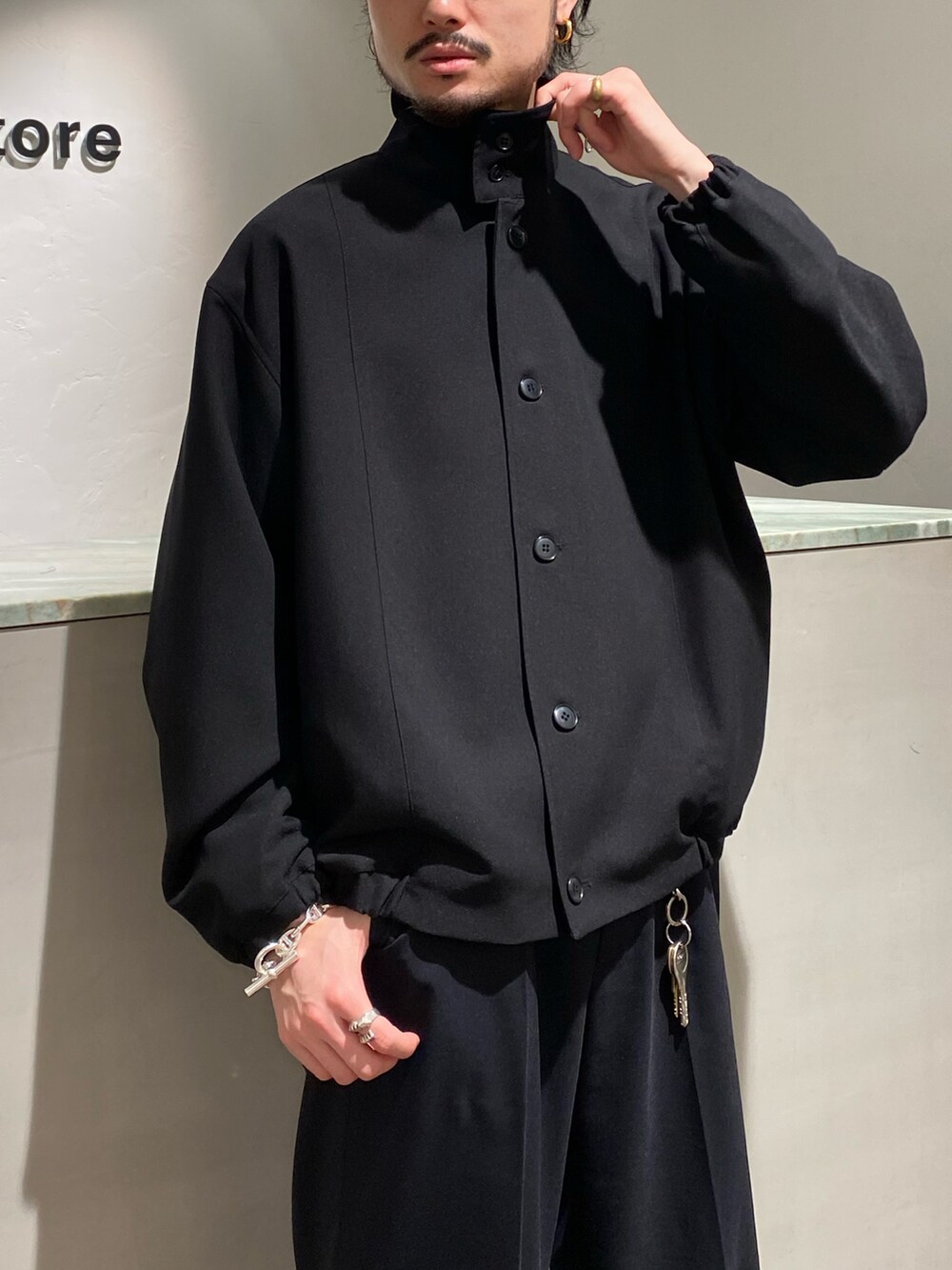 ブラック系のブルゾン、ブラック系のスラックスを着用したメンズの春コーディネートの4枚目の写真