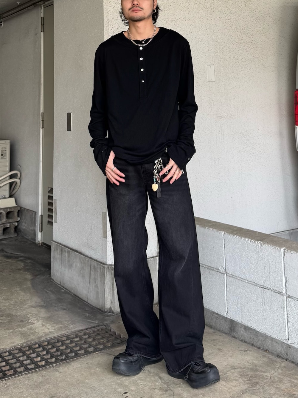 ブラック系のデニムパンツ、ブラック系のTシャツ/カットソーを着用したメンズの春コーディネートの3枚目の写真