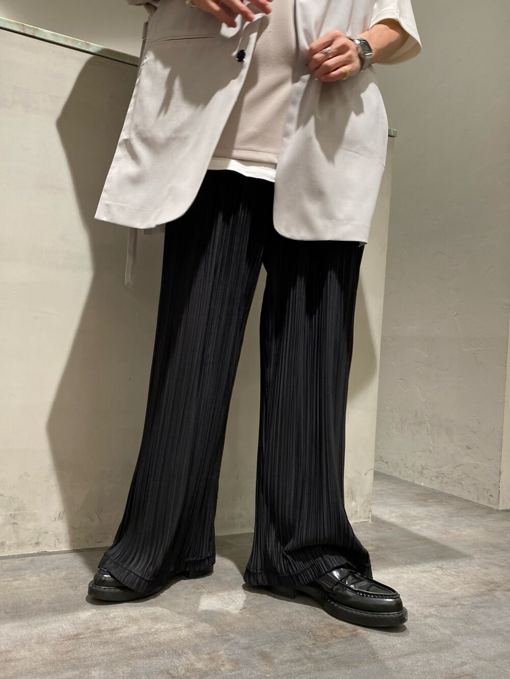 グレー系のベスト、ホワイト系のTシャツ/カットソー、ブラック系のその他パンツを着用したメンズの夏コーディネートの3枚目の写真