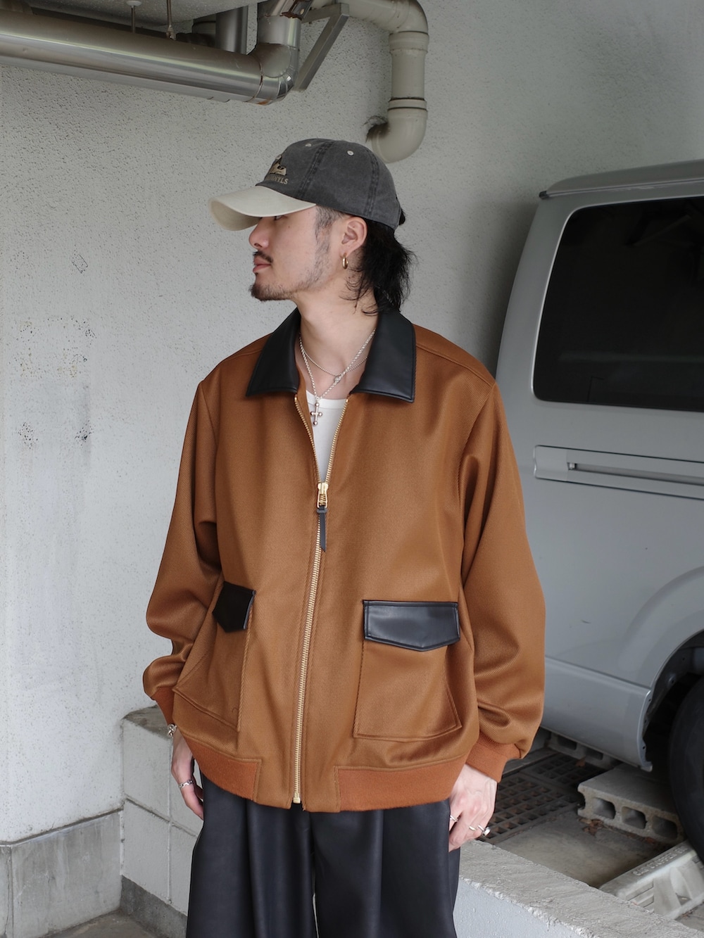 ベージュ系のブルゾン、ブラック系のその他パンツを着用したメンズの秋コーディネートの5枚目の写真