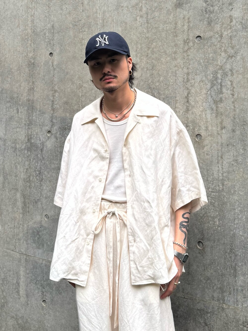 ホワイト系のシャツ/ブラウス、ホワイト系のその他パンツ、ホワイト系のタンクトップを着用したメンズの夏コーディネートの4枚目の写真