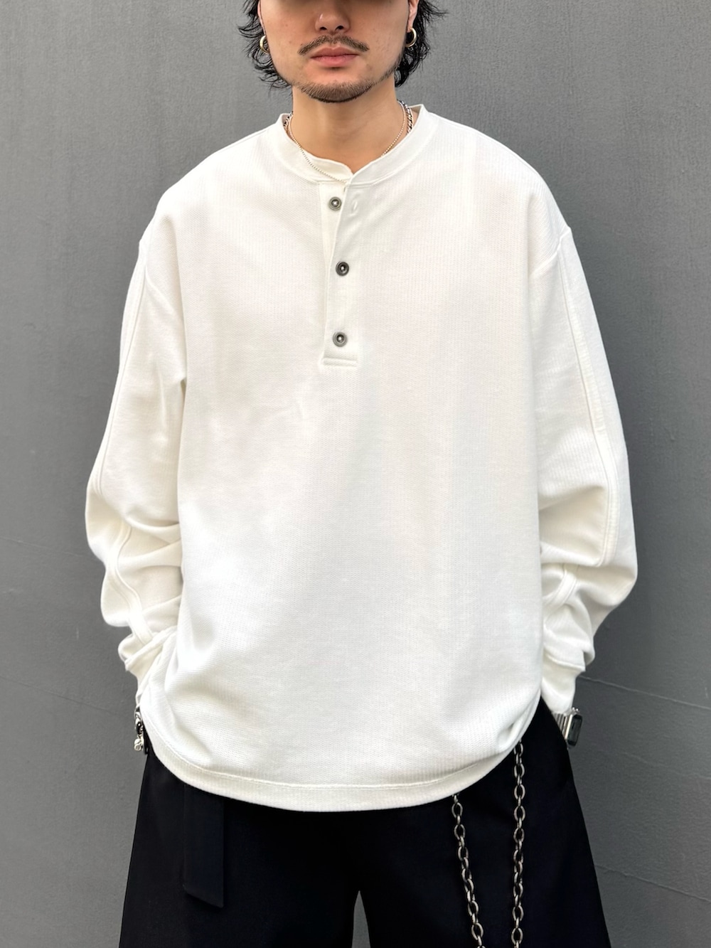 ホワイト系のTシャツ/カットソー、ブラック系のスラックス、ブラック系のウォレットチェーンを着用したメンズの春コーディネートの5枚目の写真