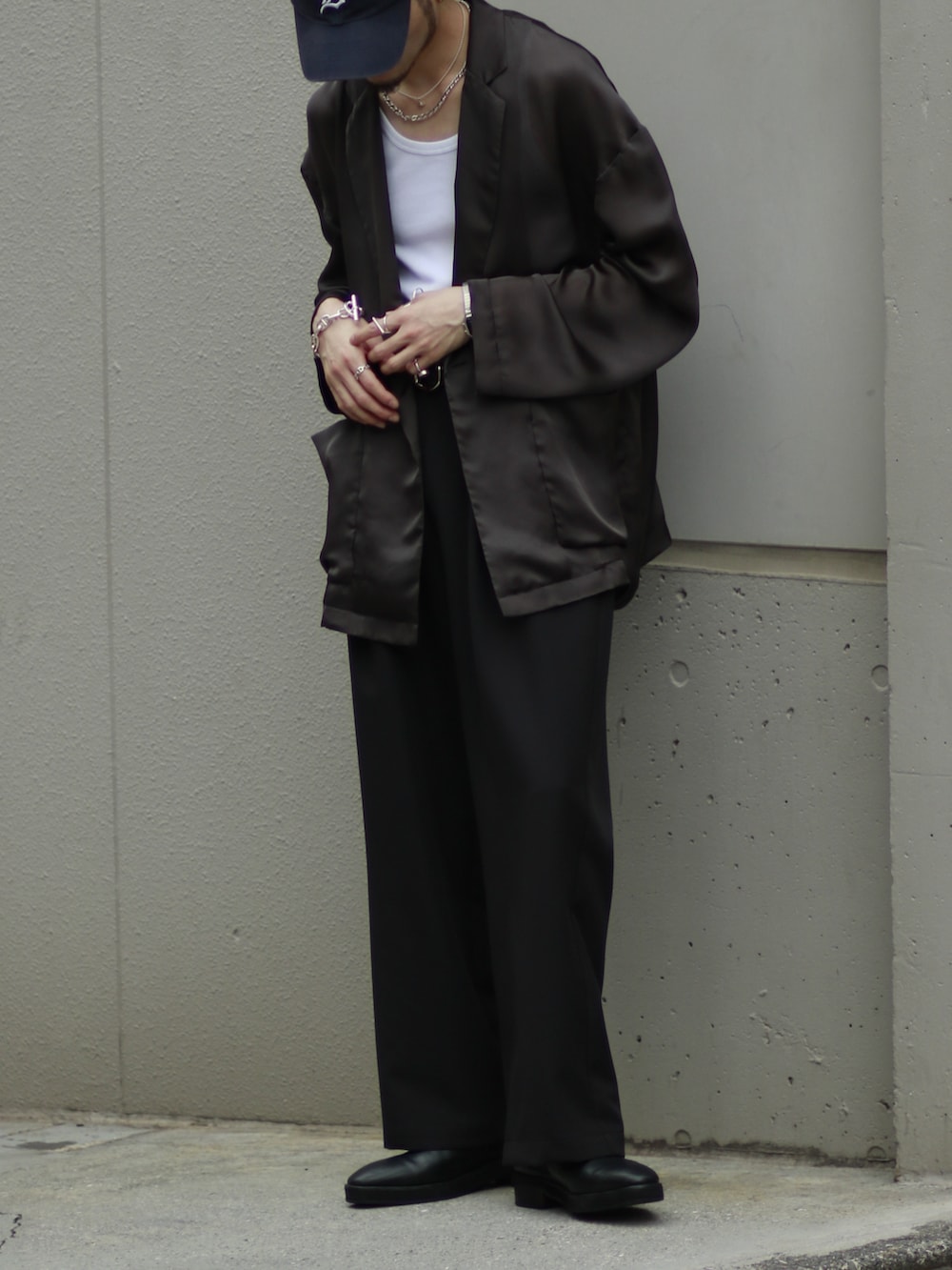 グレー系のテーラードジャケット、ブラック系のその他パンツ、ブラック系のドレスシューズを着用したメンズの夏コーディネートの3枚目の写真
