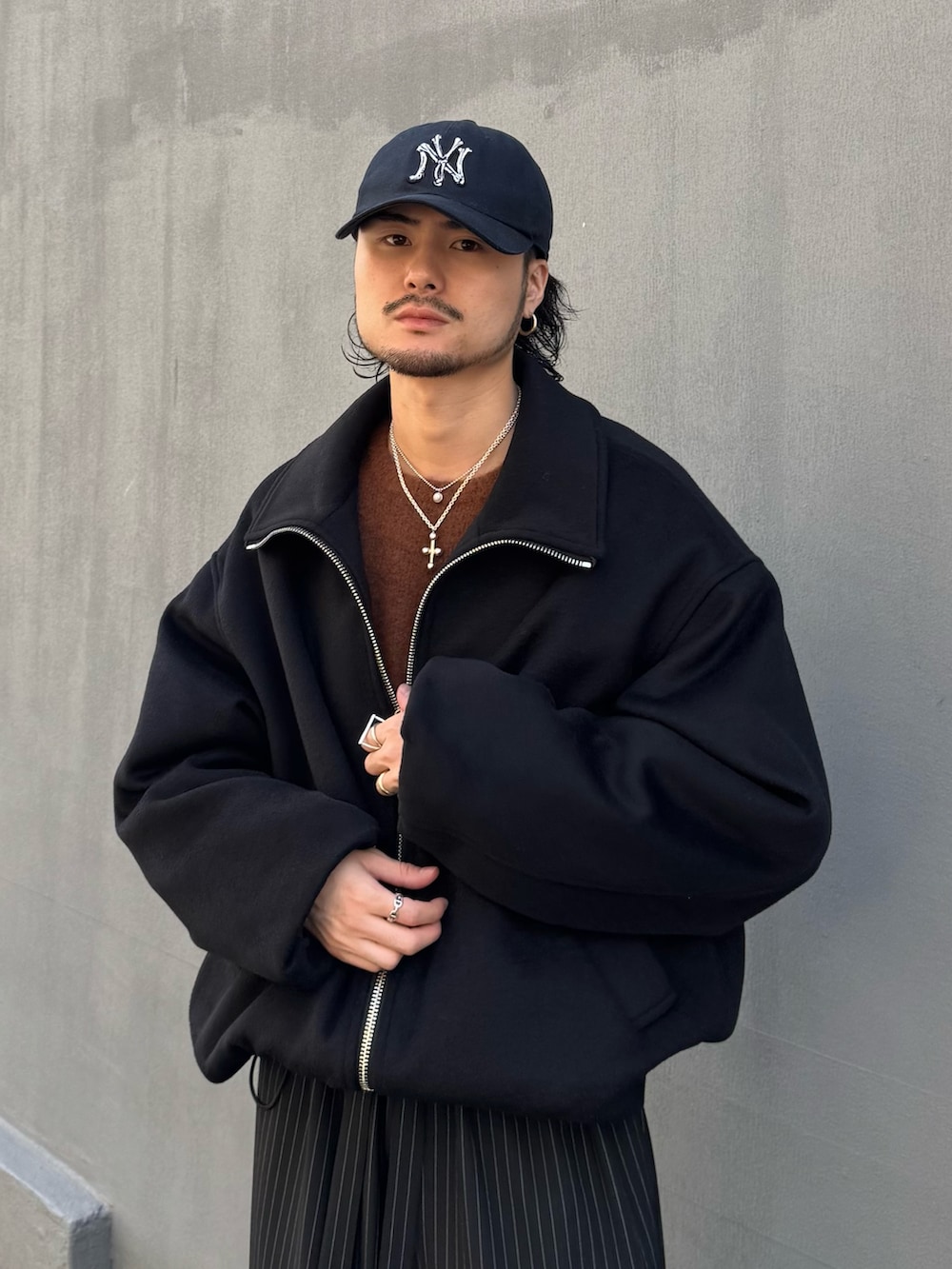 ブラウン系のニット/セーター、ブラック系のその他パンツ、ブラック系のローファーを着用したメンズの秋コーディネートの7枚目の写真