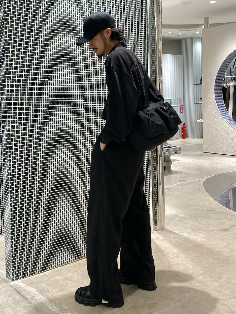 ブラック系のシャツ/ブラウス、ブラック系のスラックス、ブラック系のサンダルを着用したメンズの春コーディネートの2枚目の写真