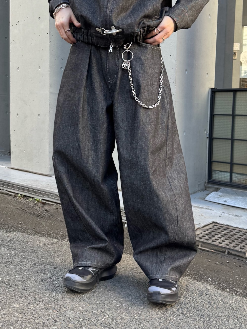 ブラック系のブルゾン、ブラック系のデニムパンツ、シルバー系のウォレットチェーンを着用したメンズの冬コーディネートの7枚目の写真