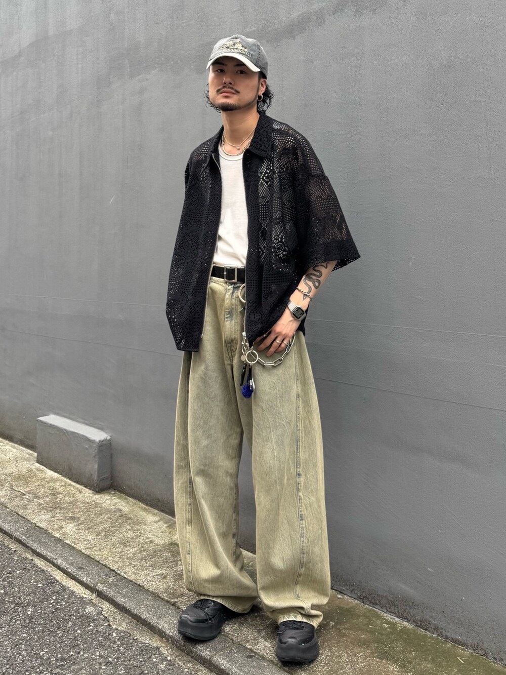 ブラック系のシャツ/ブラウス、グリーン系のデニムパンツを着用したメンズの夏コーディネートの2枚目の写真