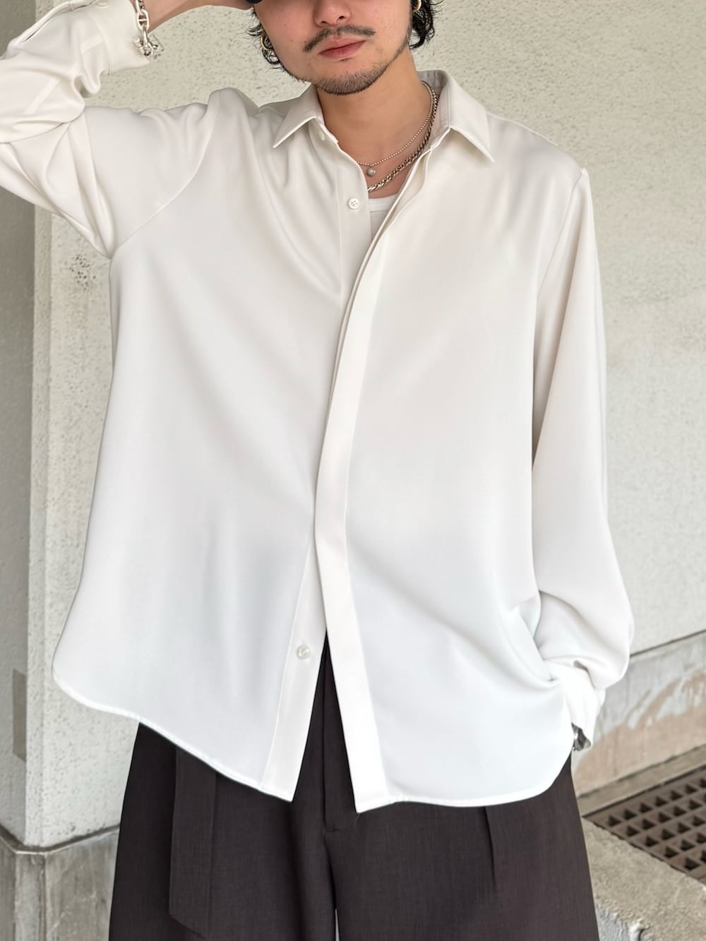 ホワイト系のシャツ/ブラウス、グレー系のスラックスを着用したメンズの冬コーディネートの6枚目の写真