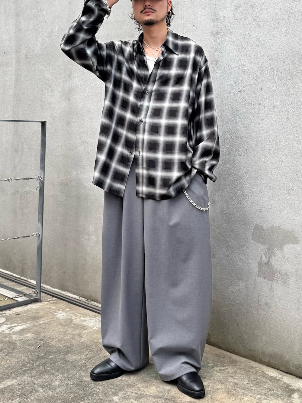 ブラック系のシャツ/ブラウス、グレー系のスラックス、シルバー系のウォレットチェーンを着用したメンズの夏コーディネートの4枚目の写真