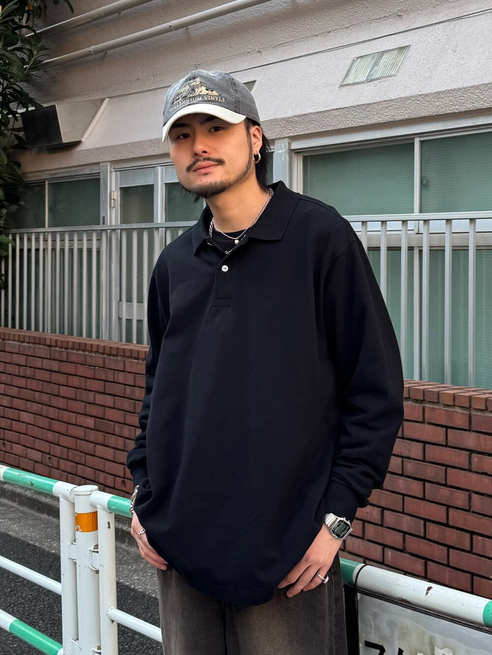 ブラック系のTシャツ/カットソー、ブラック系のデニムパンツ、ブラック系のその他シューズを着用したメンズの春コーディネートの3枚目の写真