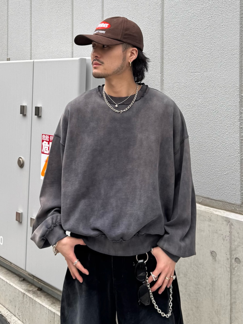 ブラック系のスウェット、ブラック系のデニムパンツ、シルバー系のウォレットチェーンを着用したメンズの春コーディネートの6枚目の写真