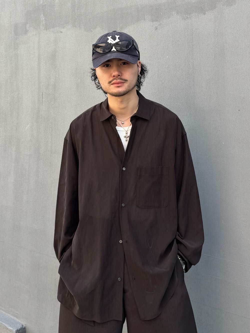 グレー系のスラックス、グレー系のシャツ/ブラウスを着用したメンズの春コーディネートの3枚目の写真