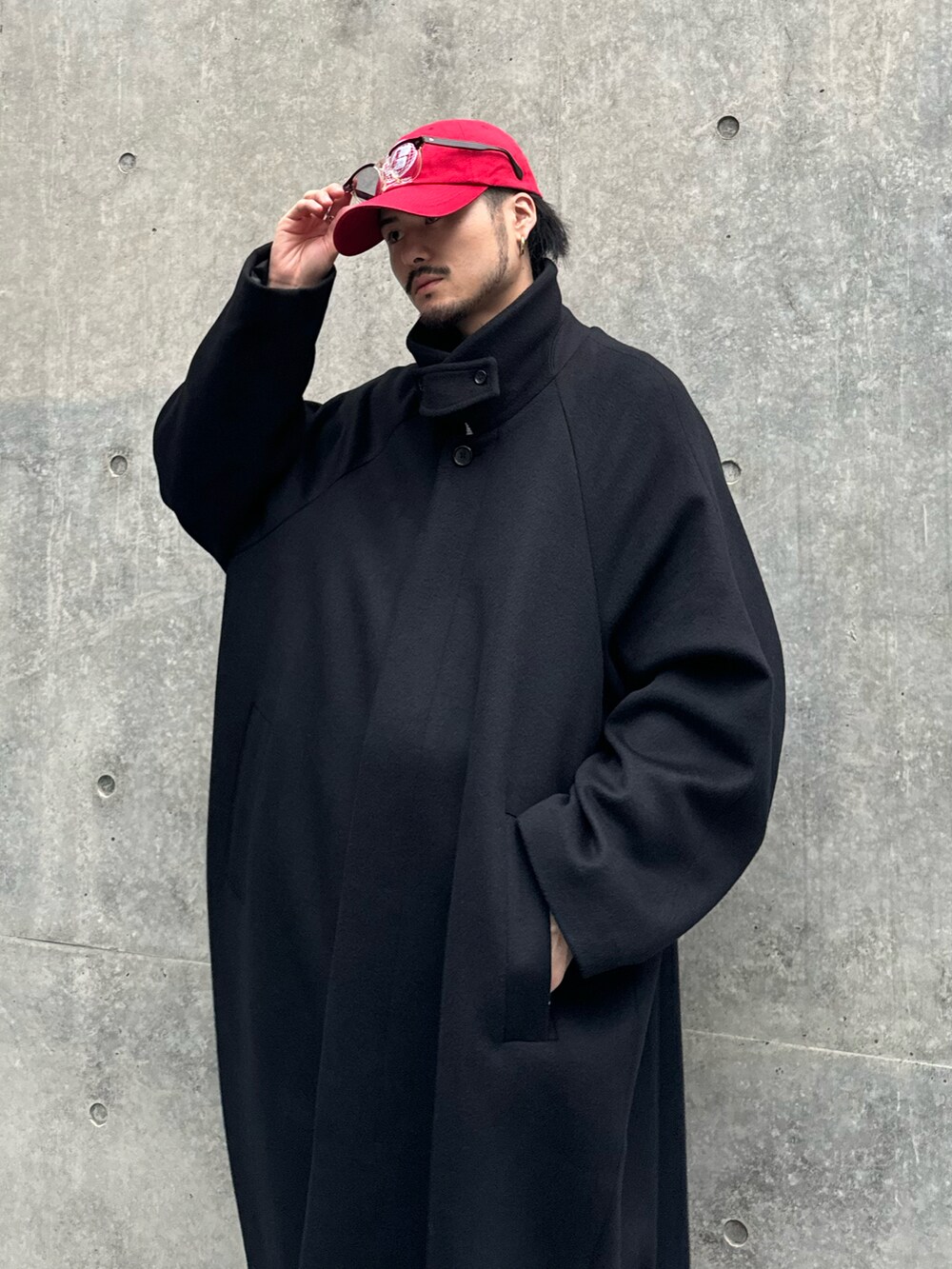 ブラック系のその他アウター、ブルー系のデニムパンツ、グレー系のニット/セーターを着用したメンズの秋コーディネートの3枚目の写真