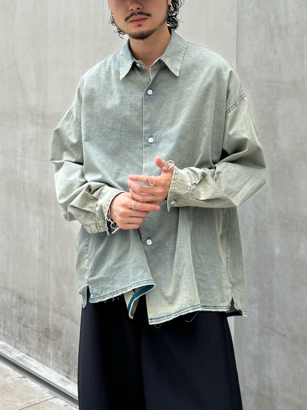 ブルー系のシャツ/ブラウス、ブラック系のパンツを着用したメンズの秋コーディネートの2枚目の写真