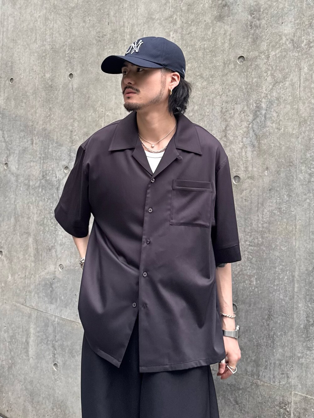 ブラック系のシャツ/ブラウス、ブラック系のスラックスを着用したメンズの夏コーディネートの3枚目の写真