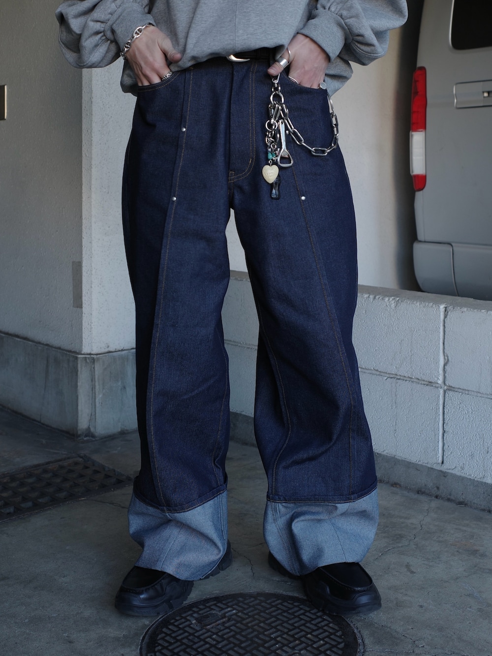 グレー系のスウェット、ブルー系のデニムパンツを着用したメンズの春コーディネートの7枚目の写真